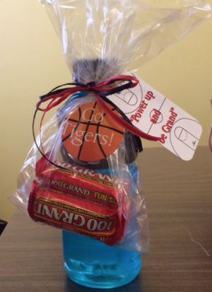 Big Game Day Spirit Ideas Krista Gilbert Basketball Snacks, Basketball Treats, Football Player Gifts, Locker Signs, Team Snacks, Basketball Tricks, Locker Decorations, Football Cheer, Basketball Party