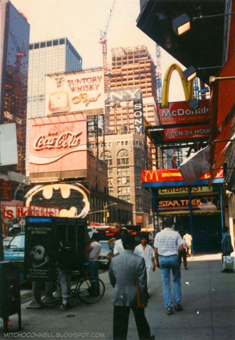 25 Vintage 1980s Snapshots Of Times Square That Will Never Be Seen In Real Life Again | Thought Catalog Vintage Core, Foto Muro Collage, Vintage Foto's, Tapeta Harry Potter, Fotografi Urban, Wallpaper Retro, Fotografi Kota, Fotografi Digital, Fotografi Vintage