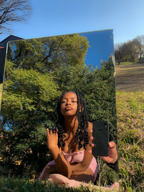 Mirror Theme Photoshoot, Photoshoot With Mirrors, Outdoor Mirror Pictures, Outside Mirror Pictures, Outdoor Mirror Photoshoot, Mirror Outside Photoshoot, Baddie Profile, Instagram Baddie Profile Picture, Mirror Outdoor