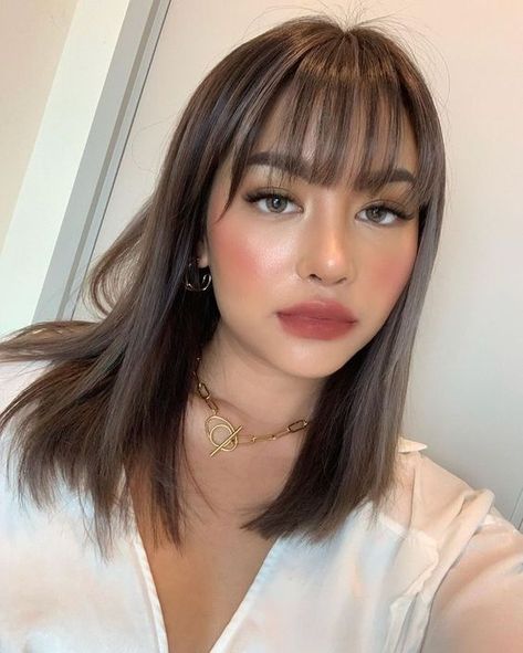 7 cortes de cabello con fleco ideales para cara redonda   | Mujer de 10 Bangs With Medium Hair, Haircuts Straight Hair, Long Hair With Bangs, Penteado Cabelo Curto, Short Hair With Bangs, Hair Inspo Color, Grunge Hair, Aesthetic Hair, Hairstyles With Bangs