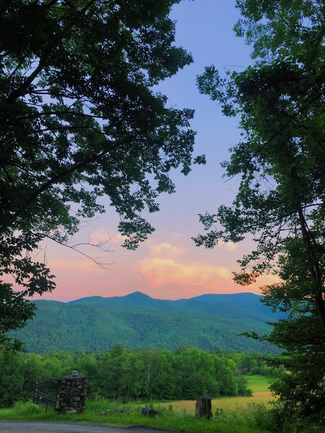 Comfort Places Aesthetic Nature, Hiking New England, Vermont In The Summer, New England Countryside, Summer In Vermont, Vermont Summer Aesthetic, Uvm Vermont Aesthetic, Vermont Aesthetic Summer, Northeast Aesthetic