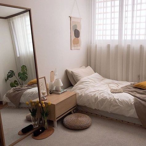 Decorating Small College Apartment Bedroom 1 Bilik Kecil, Bilik Tidur Minimalis, Bilik Tidur Mewah, Bed Inspo, Hiasan Dalaman Rumah, Bilik Idaman, Japanese Bedroom, Hiasan Bilik Tidur, Small Apartment Bedrooms