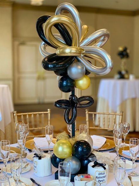 Balloon Centerpieces For Men, Corporate Retirement Party Ideas, Tall Balloon Centerpieces, Elegant Balloon Centerpieces, Tabletop Balloon Centerpieces, Table Top Balloon Centerpieces, Black Gold Silver Balloon, Balloon Centerpiece Ideas, Movie Bar