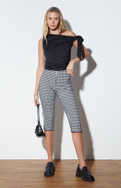 Step into classic style with the Gingham Capri Pants from LA Hearts. These pants feature a timeless gingham print, a high-rise fit, and a below-the-knee length, with a convenient side zipper closure for a sleek finish.9.75" rise18" inseamGingham print pantsGood stretchHigh-riseSide zipper closureBelow-the-knee lengthSkinny fitModel is wearing a size smallModel measurements: 5’8” height, 31” bust, 23” waist, 36” hipsMeasurements taken from a size small LA Hearts Womens Gingham Capri Pants - Black/white size Small Capri Sets For Women, Knee Pants Outfit, Capris Outfit, Knee Pants, Womens Capri Pants, Gingham Print, 2024 Fashion, Printed Pants, Holiday Fashion