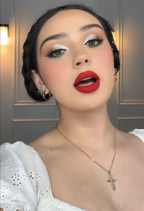 Mexican Traditional Makeup, Fiesta Makeup Looks, Mexican Inspired Makeup, Mexican Theme Makeup, Mexican Eye Makeup, Hispanic Heritage Month Makeup, Mexico Eyeshadow Look, Mexican Independence Day Makeup, Mexican Makeup Look Natural