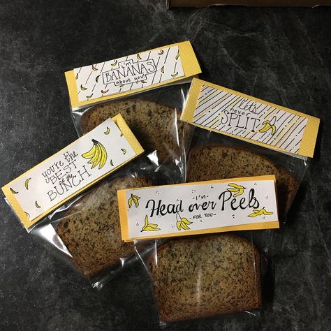 Cute Banana Bread Packaging, How To Wrap Banana Bread, Banana Bread Packaging Ideas Bake Sale, Banana Bread Slice Packaging, Banana Cake Packaging Ideas, Banana Bread Gift Ideas Packaging, Banana Loaf Packaging Ideas, Banana Cake Packaging, Banana Bread Packaging Ideas