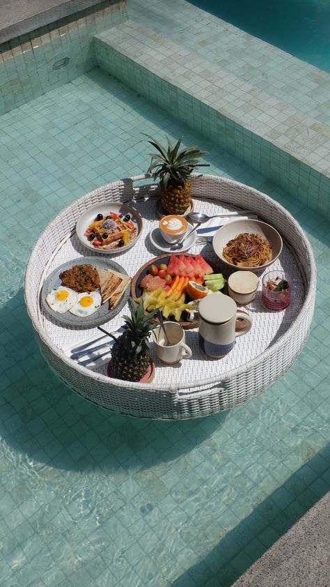 Floating Floating Charcuterie Board Pool, Floating Food Tray For Pool, Floating Breakfast Aesthetic, Floating Brunch, Floating Breakfast, Breakfast On The Beach, Wedding Pool Party, Healthy And Unhealthy Food, Cocktail Maker