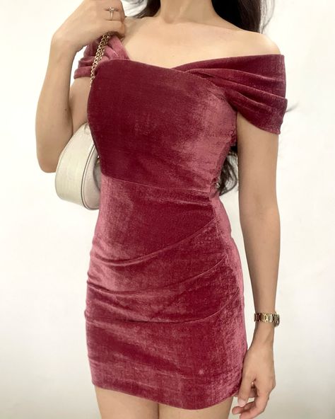 Vintage Rose Mini Dress 🎀🌷 From date nights to special events, this Vintage Rose velvet beauty will have you feeling flawless! * Material: Velvet Lycra (Stretchable) * Side Zip Closure * Front Pleated * Off The Shoulder Dress @snapup_at_ek 💫✨ SHOP via DM or Website ➡️ www.snapupatek.com 🛍️ #clothingline #clothingbrand #clothing #fashion #streetwear #apparel #clothes #style #brand #clothingstore #tshirt #ootd #streetstyle #clothingboutique #onlineshopping #design #tshirts #clothingbrands ... Tshirt Ootd, Rose Mini Dress, Design Tshirts, Corner Wardrobe, Mini Prom Dresses, Velvet Dress Designs, Velvet Bodycon Dress, Streetwear Apparel, Rose Velvet