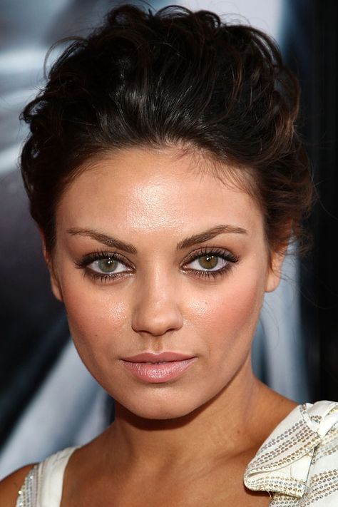 Mila Kunis, 2008 http://beautyeditor.ca/2013/11/01/mila-kunis-before-and-after/ Mila Kunis Eyes, Protruding Eyes, Portraits Female, Max Payne, Wedding Guest Makeup, Glowing Radiant Skin, People Portraits, Vincent Cassel, Luscious Hair