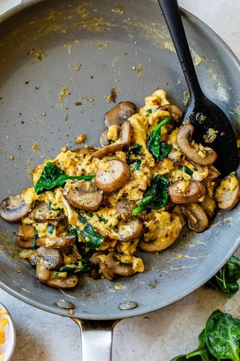 Mushroom-Spinach Scrambled Eggs is one of my go-to recipes for a quick high-protein, low-carb breakfast. Balanced Meals Aesthetic, Eggs Aesthetic, Croissants Breakfast, Eggs Salad, Easy Menu, Scrambled Eggs With Spinach, Mushroom Spinach, High Protein Breakfast Recipes, Plats Healthy