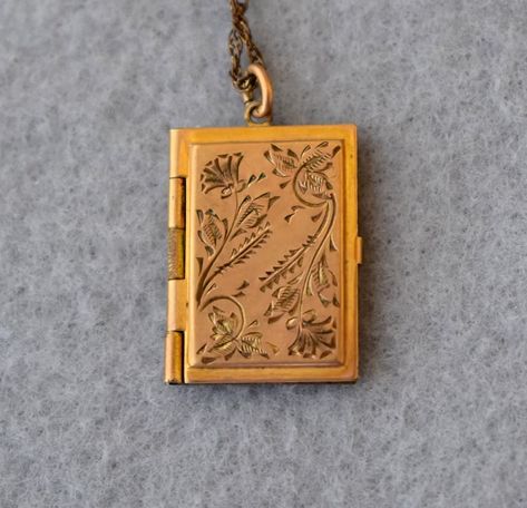 Antique Gold Locket, Book Locket Necklace, Royal Chain, Locket Necklace Vintage, Victorian Locket, Book Necklace, Book Locket, Gold Book, Photo Locket Necklace