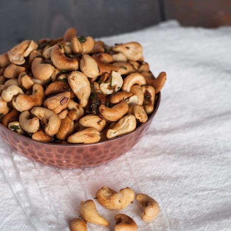 Ina's Sweet and Spicy Rosemary Cashews - Natural Comfort Kitchen Rosemary Cashews, Ina Garden, Spiced Cashews, Last Minute Appetizer, Spicy Nuts, Spicy Cashews, Making Mashed Potatoes, Roasted Cashews, Nut Recipes