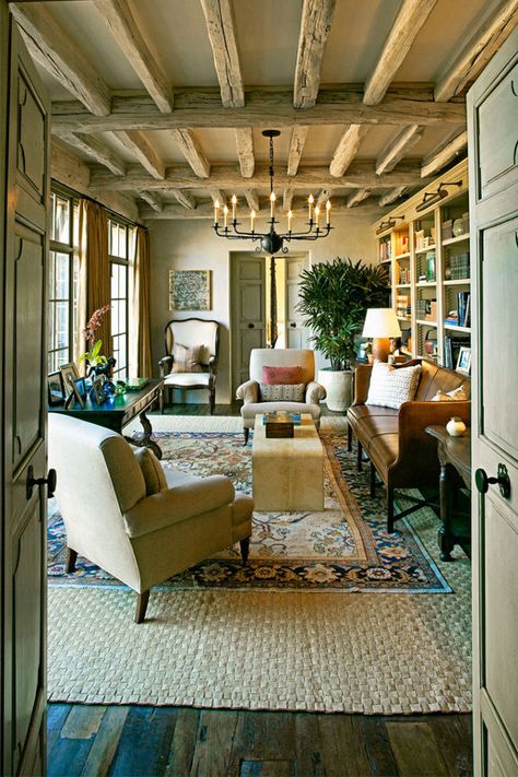 . Creative Living Room Ideas, Colorado House, Casa Country, Layered Rugs, Hus Inspiration, Creative Living, Wood Beams, A Living Room, Beautiful Interiors