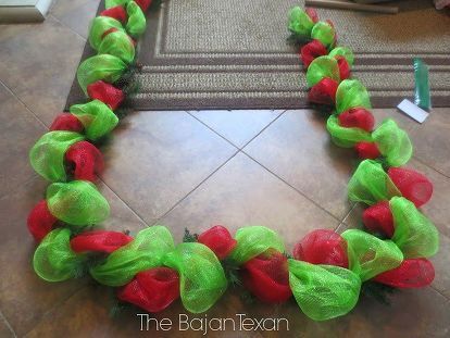 Next time you’re at Hobby Lobby, grab some cheap mesh and copy this Christmas idea! - This will look amazing in your doorway! In this tutorial I am going to show you how to make gorgeous deco mesh garland. Mesh Garland, Deco Mesh Garland, Diy Girlande, Grinch Christmas Party, Whoville Christmas, Diy Christmas Garland, Holiday Garland, Grinch Christmas Decorations, Diy Deco