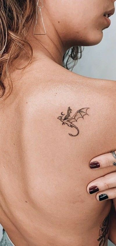 Cheyenne Core, Fourth Wing Tattoo, Mini Sketches, Small Dragon Tattoos, Tattoo On Shoulder, Tato Henna, Dragon Tattoo For Women, Stylist Tattoos, Fourth Wing