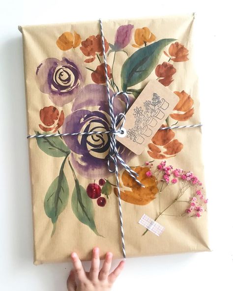 Watercolor Wrapping Paper, Hand Made Product Packing Ideas, Painted Wrapping Paper, Homemade Wrapping Paper, Wedding Gifts For Newlyweds, Colorful Gift Wrapping, Packaging Diy, Gift Wrapping Inspiration, Handmade Packaging