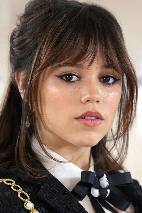 Jenna Ortega Face Close Up, Bangs Long Hair Aesthetic, Jenna Ortega Face, Wednesday Bangs, Long Hair Wispy Bangs, Jenna Ortega Makeup, Jenna Ortega Hair, Full Bangs Long Hair, Hair Wispy Bangs