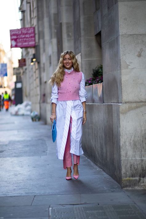 Showgoers Wore Sneakers With Their Dresses Over the Weekend at London Fashion Week - Fashionista London Fashion Week Street Style, Fashion Week Spring 2020, Color Blocking Outfits, Stil Boho, Stil Inspiration, Looks Street Style, Spring Street Style, Mode Inspo, 가을 패션