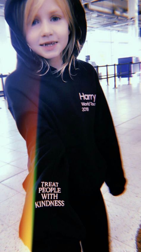 Lux wearing Harry’s TPWK merch. She's so cute 😍 Harry And Lux, 2019 Harry Styles, Harry Styles Long Hair, Baby Lux, Harry Styles 2015, Harry Styles Face, Harry Styles Gif, Harry Styles 2013, Harry Styles Merch