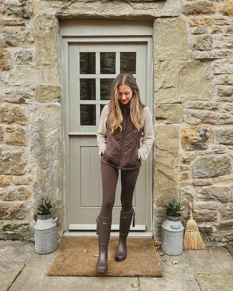 Country Uk Outfits, English Countryside Outfit Fall Fashion, Country Living Outfits, Relaxed Country Outfit, English Country Clothing Women, Old English Style Clothes, Women’s Country Fashion, British Country Style Summer, Farm Style Outfits Women