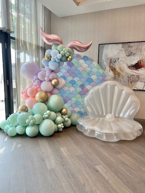 It’s a SHELL-ebration! 🐚 🫧 🧜🏽‍♀️ Balloons + plinth @piccolo_parties Backdrop + inflatable provided by my wonderful client #mermaid #mermaidbirthday #mermaidballoons #mermaidparty #balloongarland #customballoons #ballooninstallation #ballooninspo #mississaugaballoons #torontoballoons #vaughanballoons #torontomoms #mississaugamoms #partywithpiccolo #luxuryballoons #balloonart #balloonart #birthdayballoons #pastelballoons #balloongarland #tgif #friday #underthesea #partyinspo #ballooninspirati Under The Sea Birthday Party Balloons, Mermaid Party Backdrop Ideas, Mermaid Party Balloons, Mermaid Birthday Balloons, Little Mermaid Balloon Garland, Mermaid Balloon Backdrop, Mermaid Tail Balloon Arch, Mermaid Balloon Arch, Balloon Mermaid