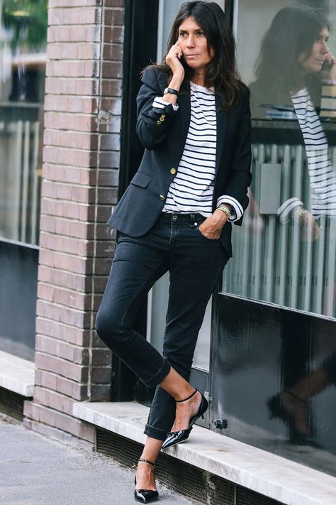 Look stylish no matter where you are by developing a wear-anywhere uniform like French Vogue editor-in-chief Emanuelle Alt. Stay away from anything too trendy or bold, and instead opt for classic dark tones like black and navy. Pair your Breton tee with comfy jeans with a tailored, gold-button blazer; slip into pointed flats for instant, casual elegance. 10 Piece Capsule Wardrobe, Emmanuelle Alt Style, Vogue Editor In Chief, Breton Stripe Shirt, Clemence Poesy, Minimalist Moda, Rok Outfit, Curated Closet, Emmanuelle Alt