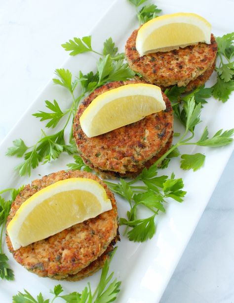 Quinoa Salmon, Burger Alternatives, Salmon Quinoa, Candida Diet Recipes, Quick Healthy Snacks, Lettuce Wrap, Salmon Patties, Candida Diet, Daily Meals