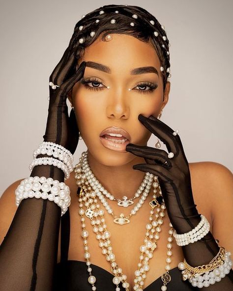 Pearly Makeup, Pearl Makeup Looks, Black Hollywood Glamour, Pearl Outfit, Pearl Makeup, Glamour Shoot, 21st Birthday Photoshoot, Beautiful Photoshoot Ideas, Vintage Photoshoot