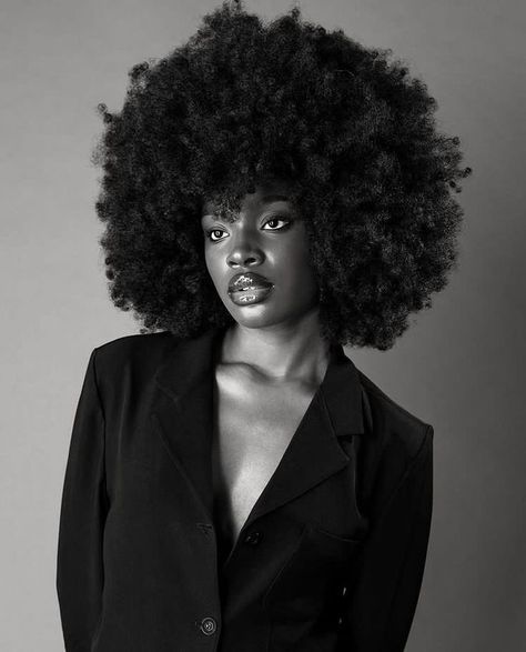 Dark Skin Models, Model Headshots, Quotes Black, Headshot Poses, Beautiful Photoshoot Ideas, Studio Photography Poses, Movie Black, Pose Fotografi, Beauty Photoshoot