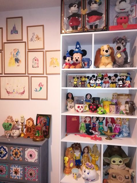 Disney Shelf Display, Disney Bedroom Aesthetic, Disney Apartment Decor, Disney Collection Display, Disney Bedroom Ideas For Adults, Disney Room Ideas For Adults, Adult Disney Bedroom, Nerd Room Aesthetic, Collectors Room Ideas