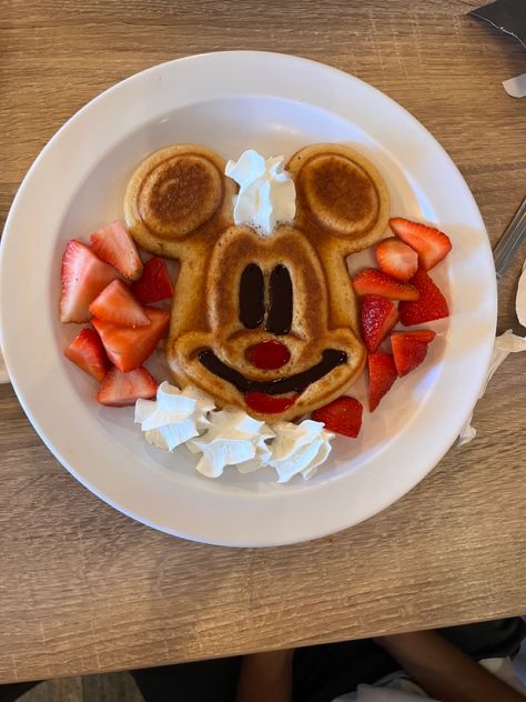 Mickey Mouse Breakfast, Disney Pancakes, Pancake Face, Mickey Mouse Pancakes, Disney Breakfast, Mickey Waffle, Wedding Mexican, Disney Foods, Pancake Breakfast