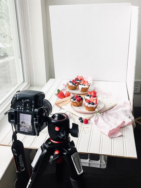 Food Photography: 5 Steps To Taking Amazing Food Photos Food Photography Lighting, Food Photography Dessert, Amazing Food Photography, Food Photography Background, Food Photography Tutorial, Menue Design, Food Photoshoot, Dessert Photography, Food Photography Props