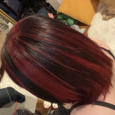 Aesthetic Haircuts Layers, Wine Red Hair Highlights, Red Highlights On Dark Hair Short, Highlight Red Hair, Red Streaks Hair, Red Streaks In Hair, Red Streaks In Black Hair, Chunky Red Highlights On Dark Hair, Hair Dies Ideas