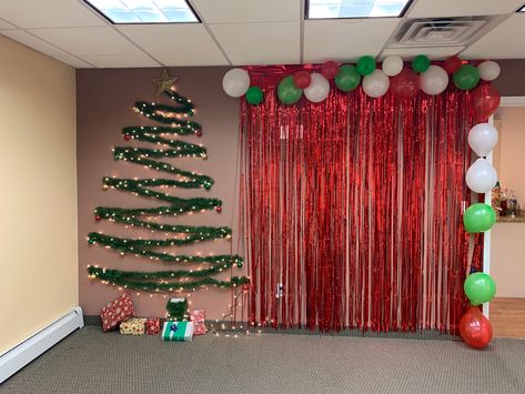 Christmas Back Drop Diy, Christmas Party Wall Decor, Simple Christmas Party Decorations, Christmas Photobooth Diy, Christmas Photobooth Diy Backdrop Ideas, Christmas Backdrop Ideas Backgrounds, Easy Christmas Backdrop, Christmas Backdrops For Photos, Christmas Backdrop Ideas