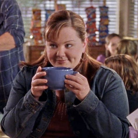 sookie st james • gilmore girls Sookie Gilmore Girls, Stars Hollow, Sookie St James, Gilmore Core, Gilmore Girls Characters, Omnia Paratus, Luke And Lorelai, Gilmore Girl, Lorelai Gilmore