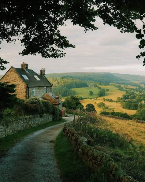 Countryside Life, England Countryside, Green Hills, Dream Cottage, Countryside House, British Countryside, Peak District, English Cottage, English Countryside