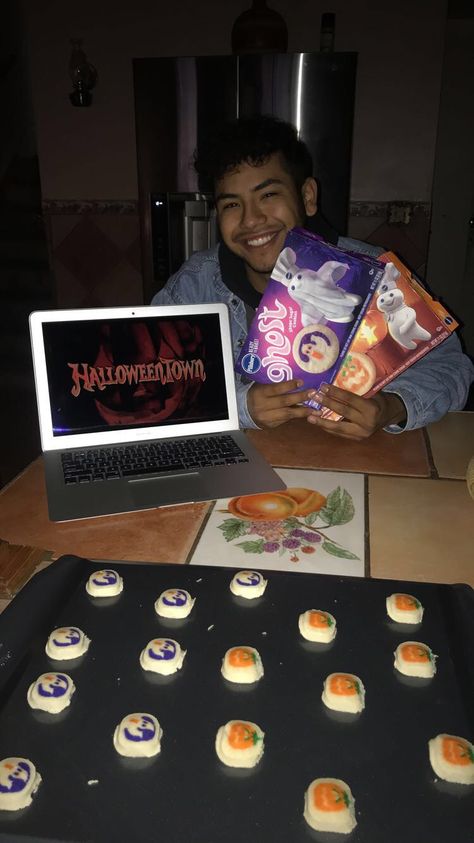 Halloween Couple Night In, Halloween Night With Boyfriend, Cute Halloween Activities For Couples, Halloween Ideas With Boyfriend, Christmas Couple Ideas Dates, October Couple Aesthetic, Couples Halloween Activities, Fall Aesthetic Boyfriend, Couple Fall Activities