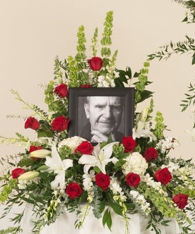 Red And White Flower Arrangements, Memorial Flowers Arrangements, Flowers For Memorial, Memorial Service Decorations, Memorial Arrangements, Sympathy Floral, Casket Flowers, Urn Arrangements, Accent Flowers