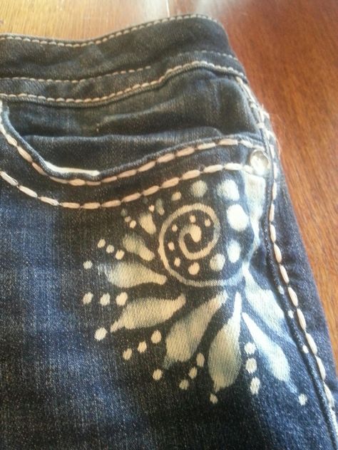 I've been obsessed by what folks have been doing with Clorox bleach pens and knew I had to give it a try myself.  Pintress has pins of a b... Bleach Pen Designs, Bleach Jeans Diy, Bleaching Clothes, Jeans Tutorial, Clorox Bleach, Bleach Pen, Bleached Jeans, Blue Jeans Crafts, Embellished Clothing