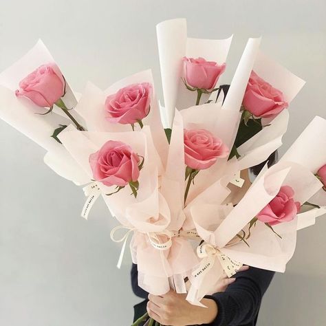 Single Rose Aesthetic, Single Rose Bouquet, Single Flower Bouquet, Diy Bouquet Wrap, Luxury Flower Bouquets, Flower Bouquet Diy, Flower Gift Ideas, Paper Flower Crafts, Flower Bucket