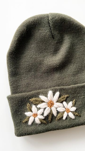 Chunky Yarn Embroidery, Beanie With Embroidery, Embroidery Beanie Ideas, Embroidered Beanie Diy, Boho Embroidery Patterns, Beanie Embroidery Ideas, Embroidered Sweatshirt Diy, Chunky Embroidery, Embroidered Hats Ideas