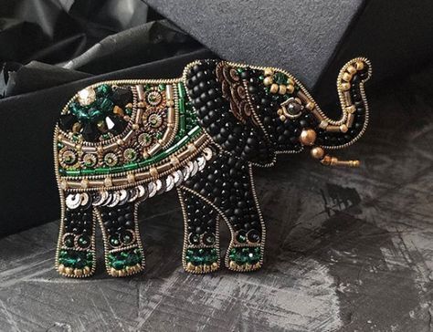 Elephant Brooch, Rhinestone Designs Pattern, Gold Jewelry Outfits, Hand Beaded Embroidery, Elephant Jewelry, Brooch Diy, Bohemian Bags, Bead Embroidery Patterns, Beaded Jewelry Tutorials