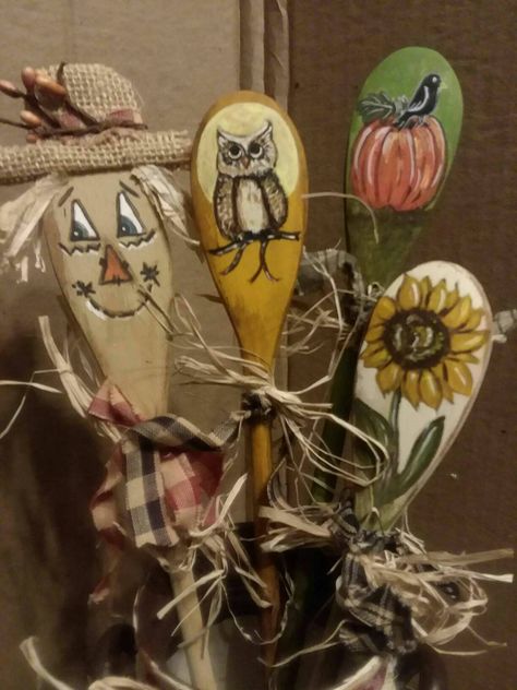 This is a set of hand painted wooden spoons. I have chosen fall rustic colors and painted the images of an owl, scarecrow, pumpkin and crow and sunflower on each. They are antiqued with stain and coated with a primer to keep them looking nice longer.Each has some homespun fabric and raffia tied to them. They can be used in crocks as crock fillers or as plant pokes - they are soo versatile!!  I can even make a set for you to hang on your walls  (just message me and let me know you are interested!) P.S - I paint the spoons on an order by order basis and it may take the full 5 business days if my shop is busy. If needed as a gift, please specify date needed so that I can adjust my schedule. Thank you so much - I truly want you to have a good experience with my shop!! Painted Wooden Spoons, Wooden Spoon Crafts, Painted Spoons, Snowman Crafts Diy, Christmas Spoons, Fall Decor Wreaths, Spoon Crafts, Fall Arts And Crafts, Spoon Art