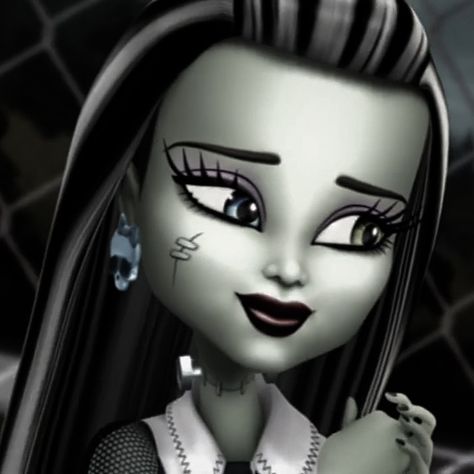 Monster High Aesthetic Frankie, Frankie Monsterhigh, Frankie Stein Aesthetic, Frankie Monster High, High Pfp, Monster High Frankie, Futuristic Helmet, High Characters, Frankie Stein