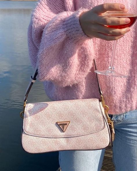 Guess Bag Outfit, Guess Bags Pink, Guess Clothing, Mode Instagram, Luxury Bags Collection, Aesthetic Bags, Bag Obsession, Daily Bag, Girly Bags