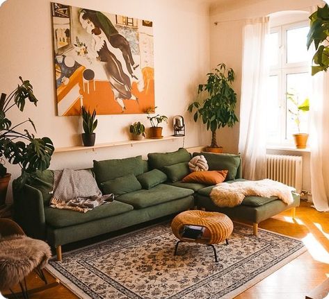 Green Couches, Bohemian Apartment, Interior Wall Decor, Dekorasi Kamar Tidur, Room Deco, Hus Inspiration, Living Room Green, Apartment Inspiration, Decor Minimalist