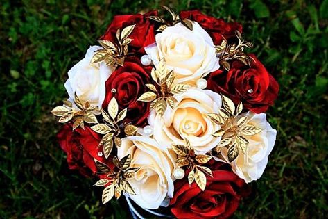 Ivory Flowers Wedding, Quinceañera Themes, Gold Wedding Bouquets, Wedding Hearts, Movie Wedding, Quinceanera Bouquet, Red Gold Wedding, Lilac Wedding Bouquet, Red Wedding Theme