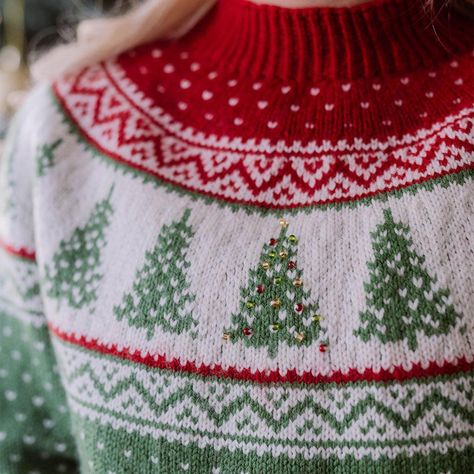 Christmas tree sweater Knitting pattern by Strikkia Christmas Sweater Knitting Pattern, Christmas Sweater Knitting, Holiday Knitting Patterns, Christmas Tree Sweater, Tree Sweater, Sweater Knitting Pattern, Pattern Knitting, Christmas Tree Pattern, Sweater Knitting Patterns