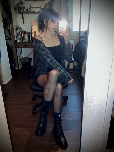 Over sized flannel grunge Goth Flannel Outfit, 2014 Grunge Aesthetic Outfits, Off The Shoulder Flannel Outfit, 2017 Grunge Aesthetic, Emo Flannel Outfits, Soft Grunge Outfits Tumblr 2014, Soft Grunge Tumblr 2014, Grunge 90s Aesthetic Outfits, Grunge Outfits 2014