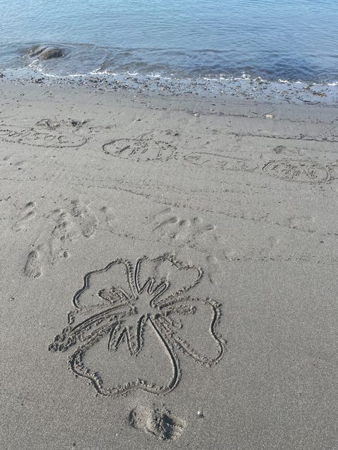 doodle in the sand🌺 Summer Beach Drawing Ideas, Things To Draw In The Sand, Sand Asthetic Picture, Beach Doodles Aesthetic, Beach Sand Ideas, Sand Drawings Beach, Beach Sand Drawing, Beachy Doodles, Writing In Sand